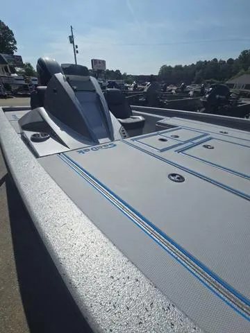 Slide: The Image of Xpress H20C Crappie 2025 - 18