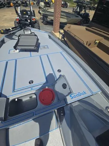 Slide: The Image of Xpress H20C Crappie 2025 - 5