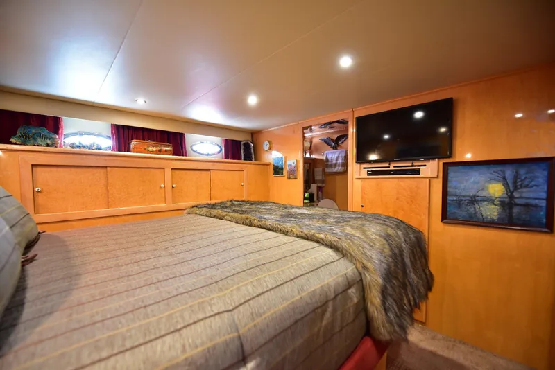 Slide: The Image of Luxurious 2004 Navigator Rival yacht bedroom with cozy decor and modern amenities. - 24