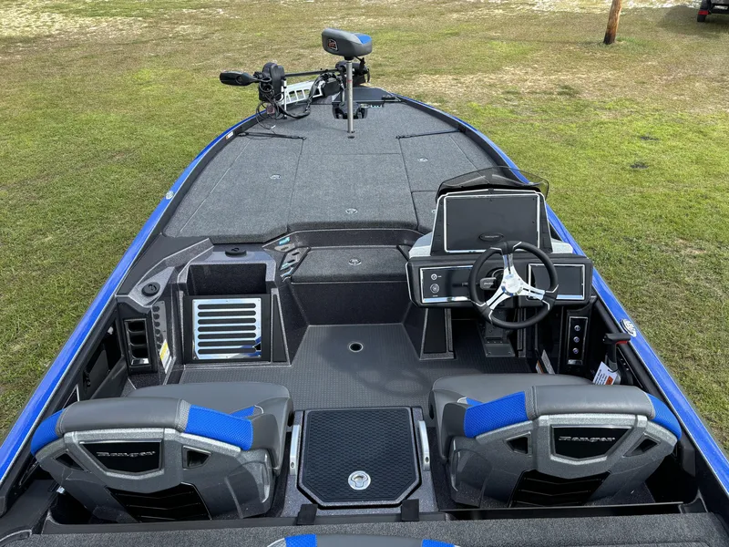 Slide: The Image of Ranger Z521R 2025 - 12