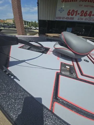 Slide: The Image of Xpress H17C Crappie 2025 - 17