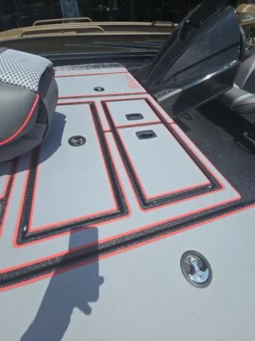 Slide: The Image of Xpress H17C Crappie 2025 - 19