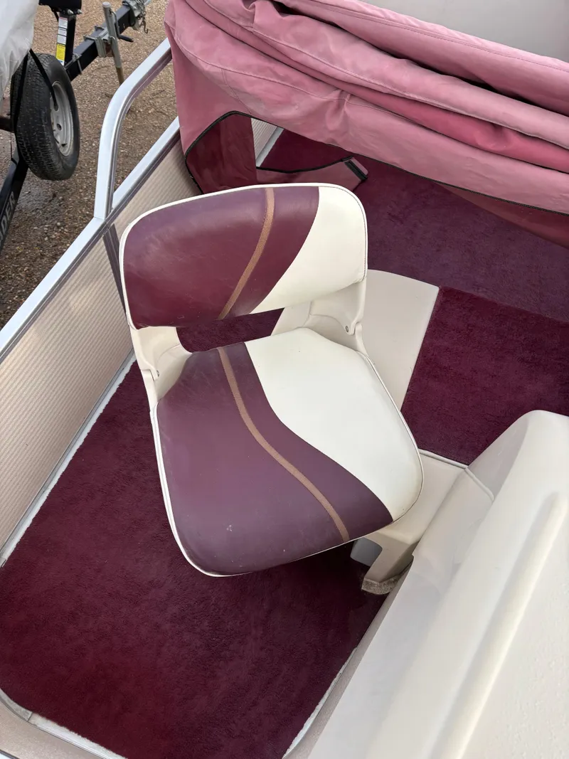Slide: The Image of 1996 Premier ALANTE boat seat with maroon and white upholstery, maroon carpet. - 12