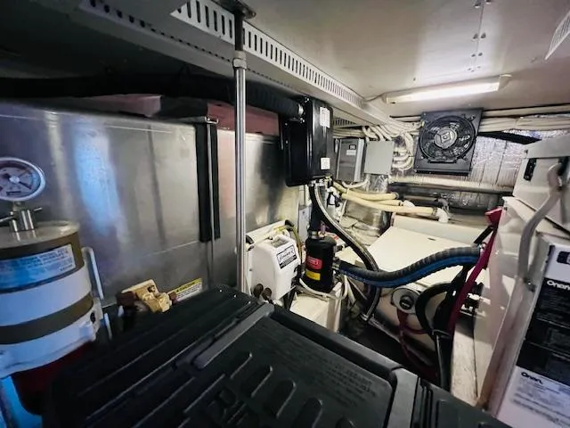 Slide: The Image of Carver 466 Motor Yacht 2002 - 50