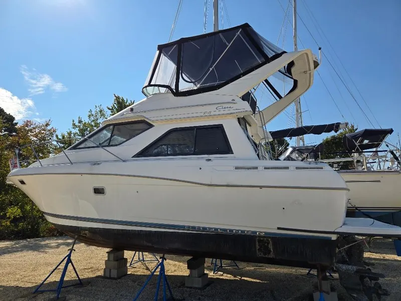 The Image of Bayliner 3258 CIERA COMMAND BRIDGE 2001 - 0