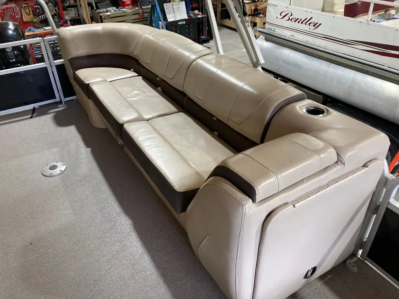 Slide: The Image of Sun Tracker Party Barge 22 DLX 2019 - 10