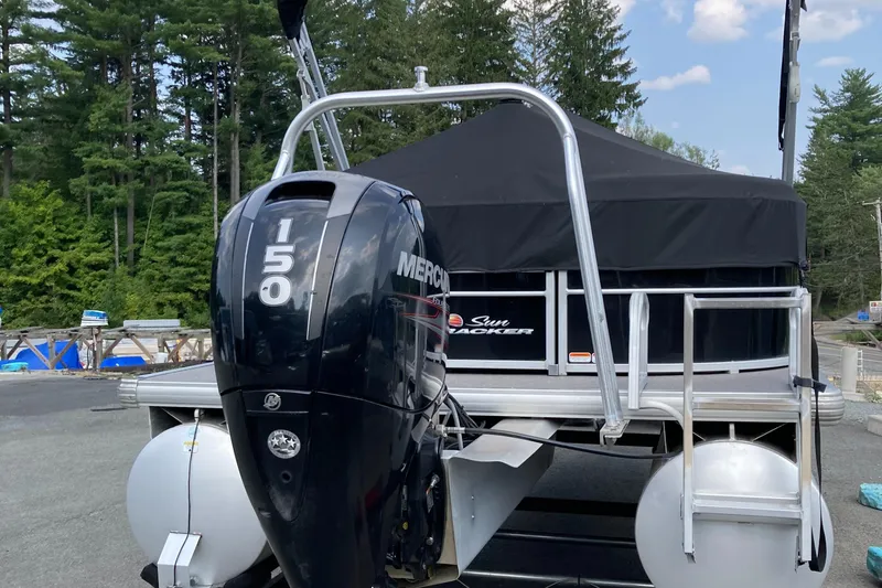 Slide: The Image of Sun Tracker Party Barge 22 DLX 2019 - 2