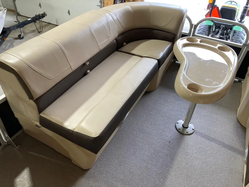 Slide: The Image of Sun Tracker Party Barge 22 DLX 2019 - 4