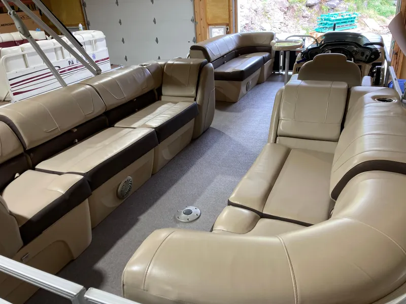 Slide: The Image of Sun Tracker Party Barge 22 DLX 2019 - 5