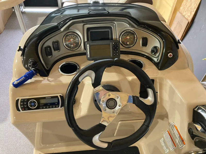 Slide: The Image of Sun Tracker Party Barge 22 DLX 2019 - 6