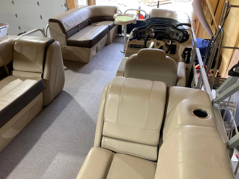 Slide: The Image of Sun Tracker Party Barge 22 DLX 2019 - 7