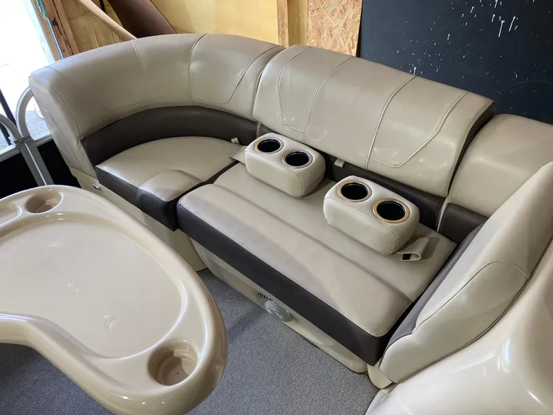 Slide: The Image of Sun Tracker Party Barge 22 DLX 2019 - 8