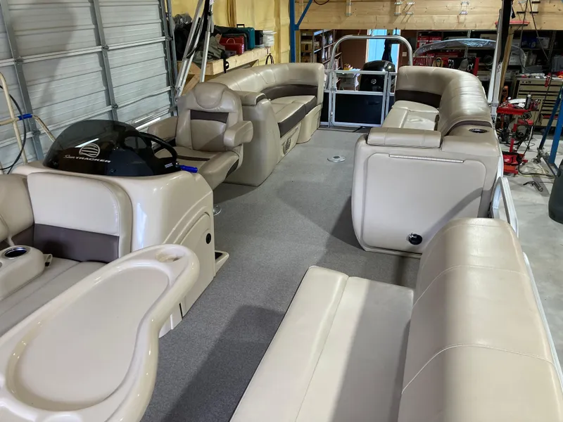 Slide: The Image of Sun Tracker Party Barge 22 DLX 2019 - 9