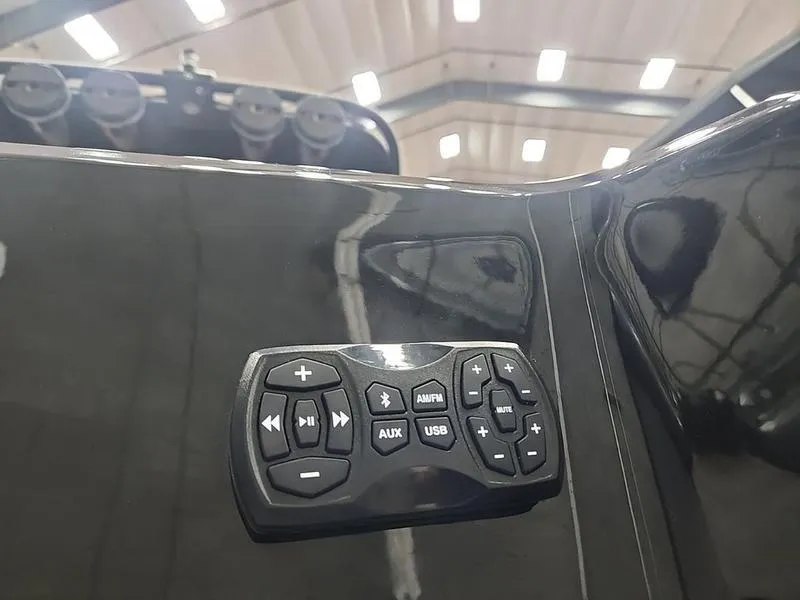 Slide: The Image of MasterCraft XStar S 2024 - 17