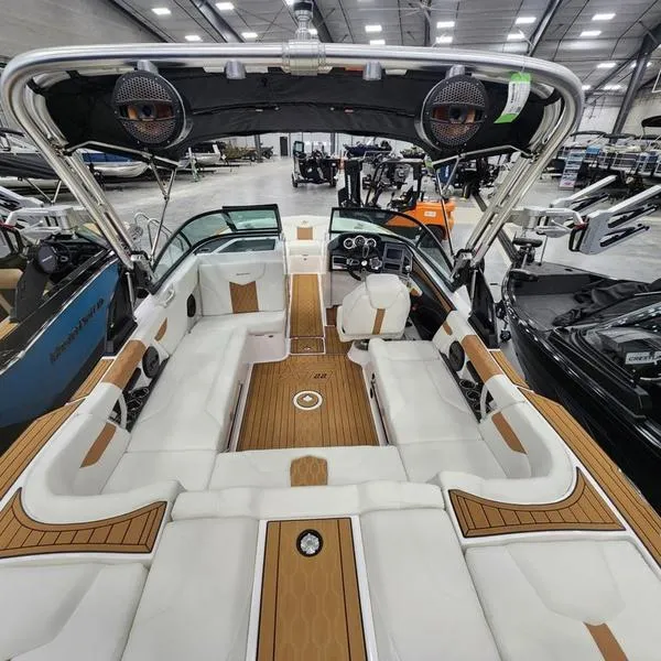 Slide: The Image of MasterCraft XT22 2024 - 10