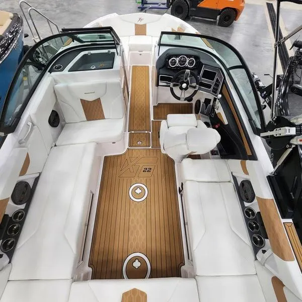 Slide: The Image of MasterCraft XT22 2024 - 13