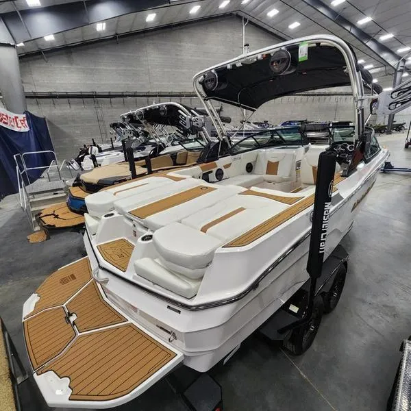 Slide: The Image of MasterCraft XT22 2024 - 5