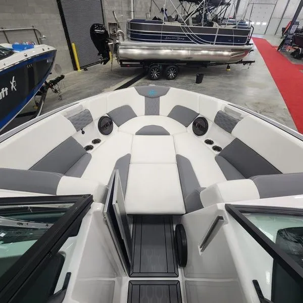 Slide: The Image of MasterCraft XT25 2024 - 14