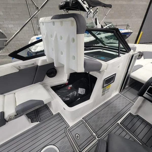 Slide: The Image of MasterCraft XT25 2024 - 15