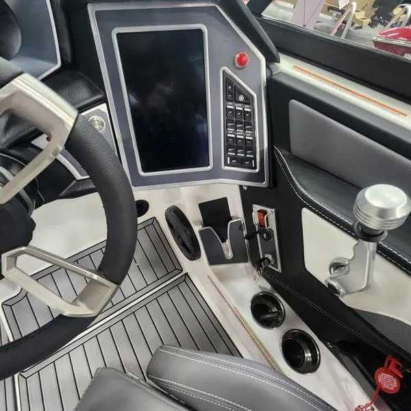 Slide: The Image of MasterCraft XT25 2024 - 16