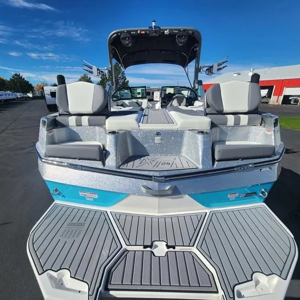 Slide: The Image of MasterCraft XT25 2024 - 7