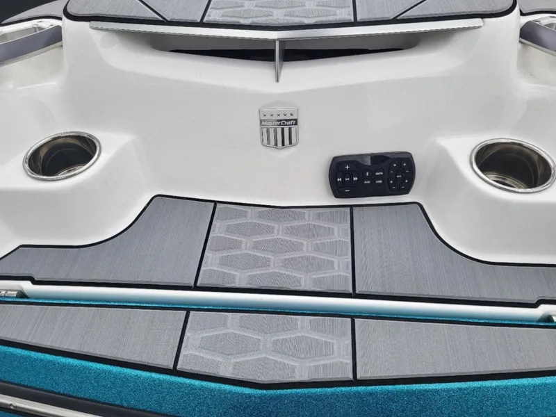 Slide: The Image of MasterCraft X22 2024 - 5