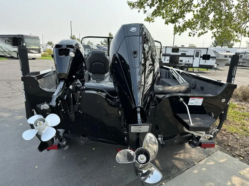 Slide: The Image of Crestliner CRESTLINER 1950 Fish Hawk WT 2025 - 4