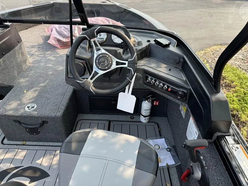 Slide: The Image of Crestliner CRESTLINER 1950 Fish Hawk WT 2025 - 7