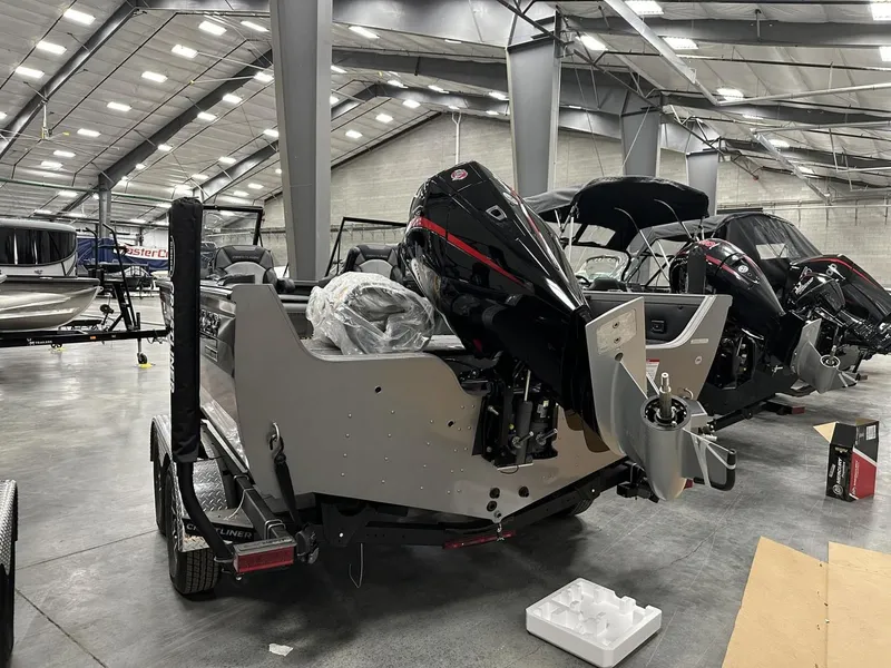 Slide: The Image of Crestliner CRESTLINER 1950 Super Hawk 2025 - 4