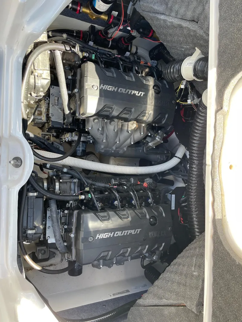 Slide: The Image of 2018 Yamaha Boats 242X E-Series high output engines in compartment. - 12