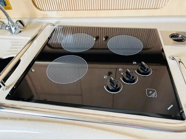 Slide: The Image of Built-in stovetop on 1999 Sea Ray 400 Sundancer yacht kitchen. - 18