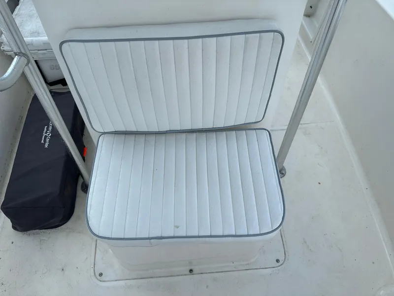 Slide: The Image of White cushioned seat on 2005 Sea Hunt Navigator 22 boat. - 10
