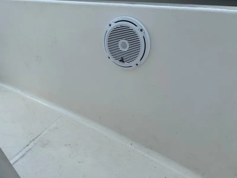 Slide: The Image of Speaker on 2005 Sea Hunt Navigator 22 boat interior. - 18