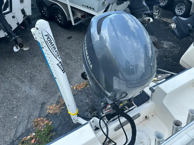 Slide: The Image of 2005 Sea Hunt Navigator 22 with Yamaha outboard motor and Power-Pole anchor system. - 20