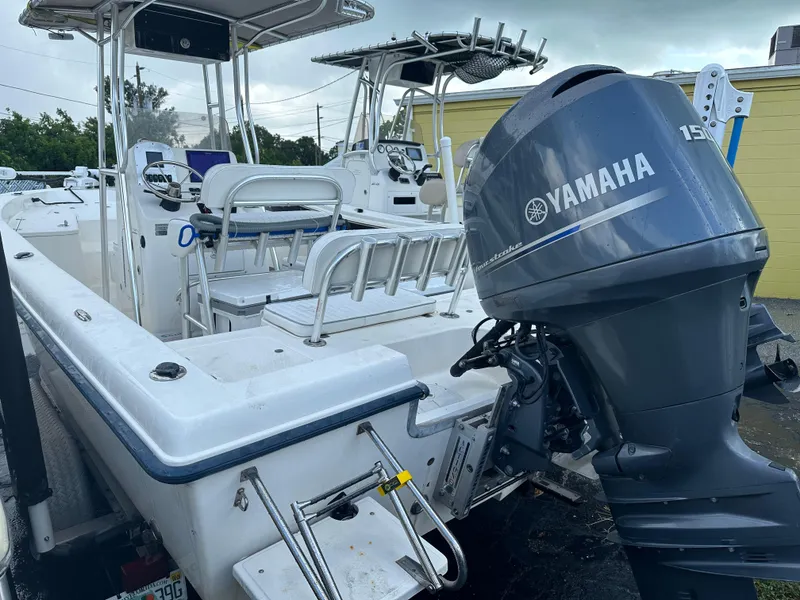 Slide: The Image of 2005 Sea Hunt Navigator 22 boat with Yamaha 150 outboard motor. - 22