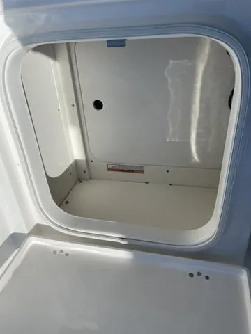 Slide: The Image of Robalo 246 Cayman SD 2025 - 11