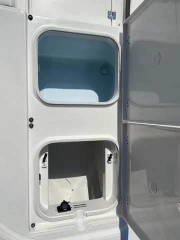 Slide: The Image of Robalo 246 Cayman SD 2025 - 12