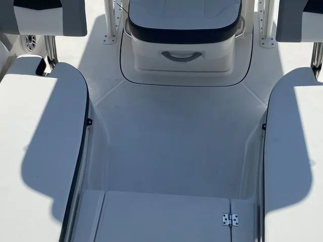 Slide: The Image of Robalo 246 Cayman SD 2025 - 13
