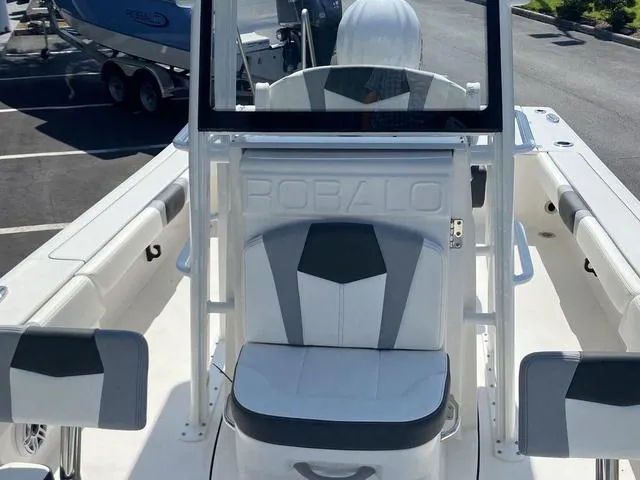 Slide: The Image of Robalo 246 Cayman SD 2025 - 14