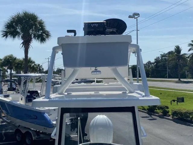 Slide: The Image of Robalo 246 Cayman SD 2025 - 15