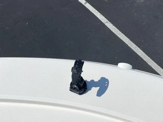 Slide: The Image of Robalo 246 Cayman SD 2025 - 16