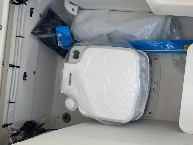 Slide: The Image of Robalo 246 Cayman SD 2025 - 18