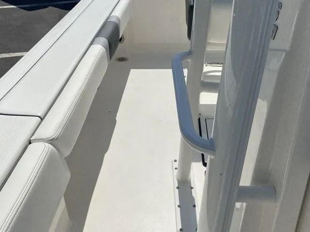 Slide: The Image of Robalo 246 Cayman SD 2025 - 19