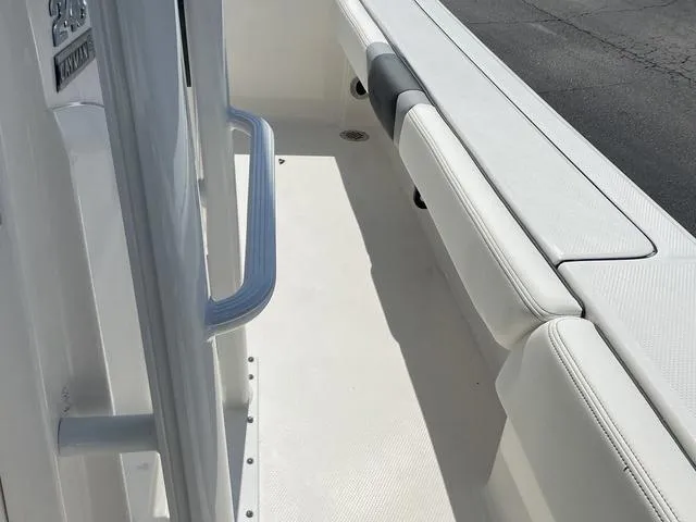 Slide: The Image of Robalo 246 Cayman SD 2025 - 20