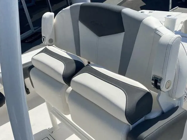 Slide: The Image of Robalo 246 Cayman SD 2025 - 21