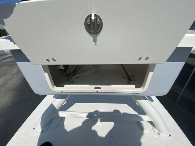 Slide: The Image of Robalo 246 Cayman SD 2025 - 23