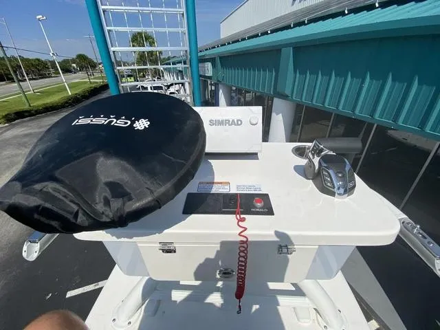Slide: The Image of Robalo 246 Cayman SD 2025 - 24