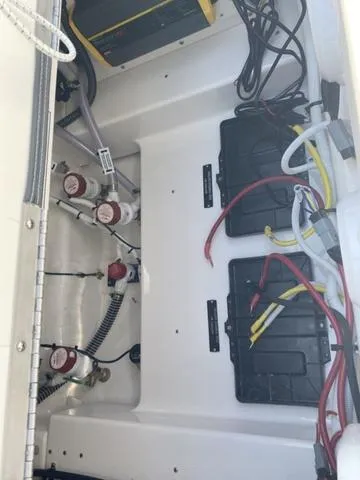 Slide: The Image of Robalo 246 Cayman SD 2025 - 28