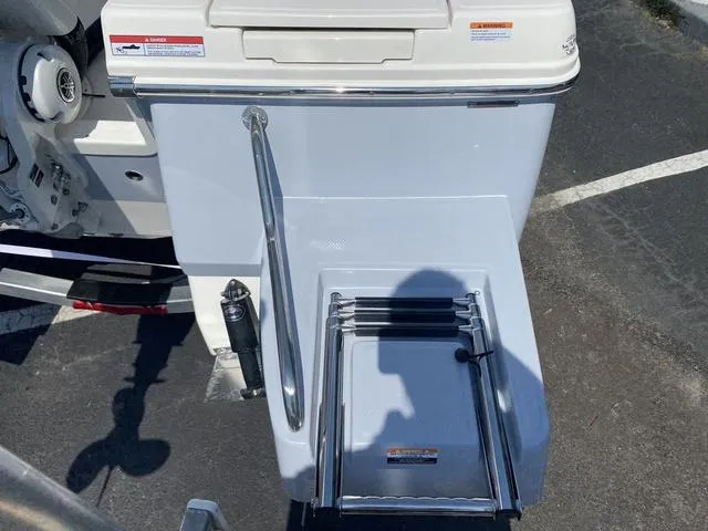 Slide: The Image of Robalo 246 Cayman SD 2025 - 30