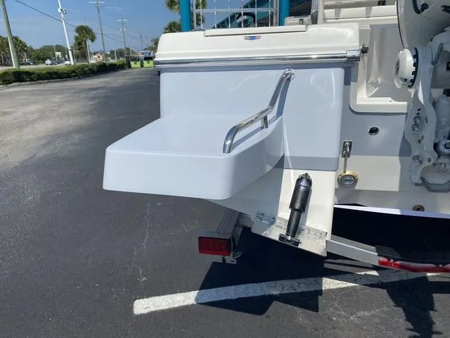 Slide: The Image of Robalo 246 Cayman SD 2025 - 31